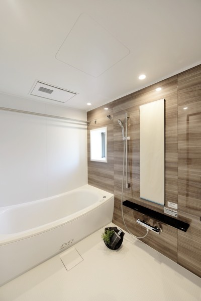 1620サイズのゆったりとした浴室は、お仕事の疲れを癒し、ある時はお子様とのバスタイムものびのび楽しめる余裕があります。一年中快適に使用できる、浴室暖房乾燥機も完備しています。