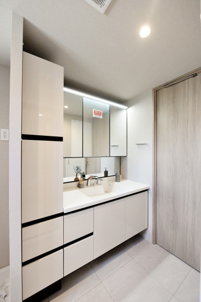 使い勝手の良いLIXIL製の洗面台を採用しました。トールキャビネットも備え付けで、小物類が増えがちな洗面廻りも綺麗に整頓できます。タッチレススイッチで手をかざせば照明をonoffでき、便利です。