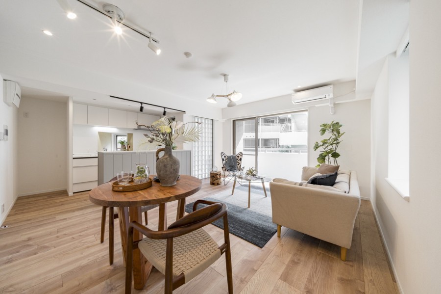 窓の多いリビングダイニングは、心地よい光と風が訪れ、穏やかな空気に包まれた空間です。床材にはトリニティのチェスナットを採用し、上質で温もり溢れる住まいを演出します。