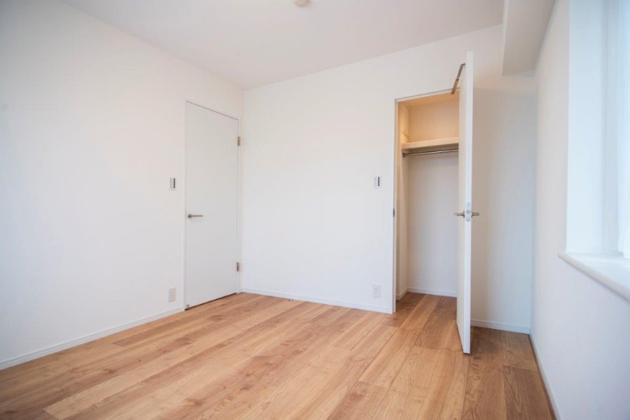 洋室1のウォークインクローゼットです。枕棚とハンガーラックがあり、オフシーズンの衣類やカバンなどもたっぷりと収納できます。