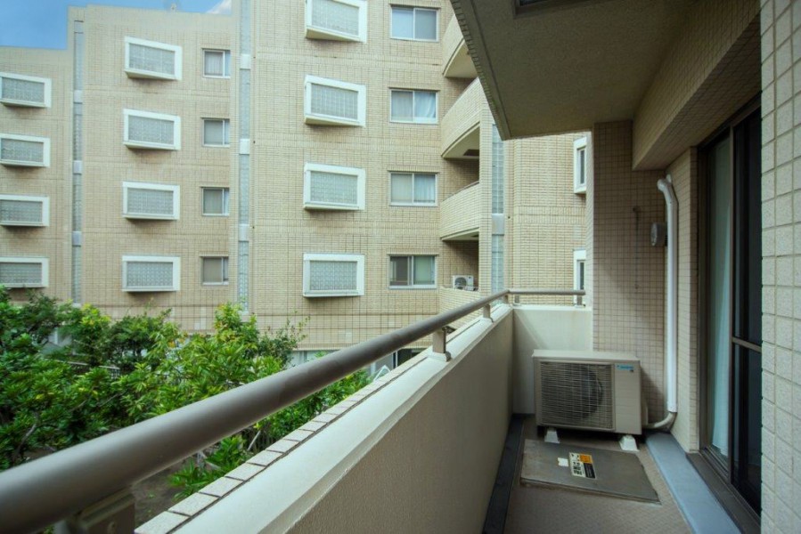 キッチンからも出入りが可能なバルコニーにはスロップシンクがあるので、お掃除にも便利です。南西向きで採光の取れたバルコニーなので、天気の良い日には洗濯物がしっかりと乾きそうです。