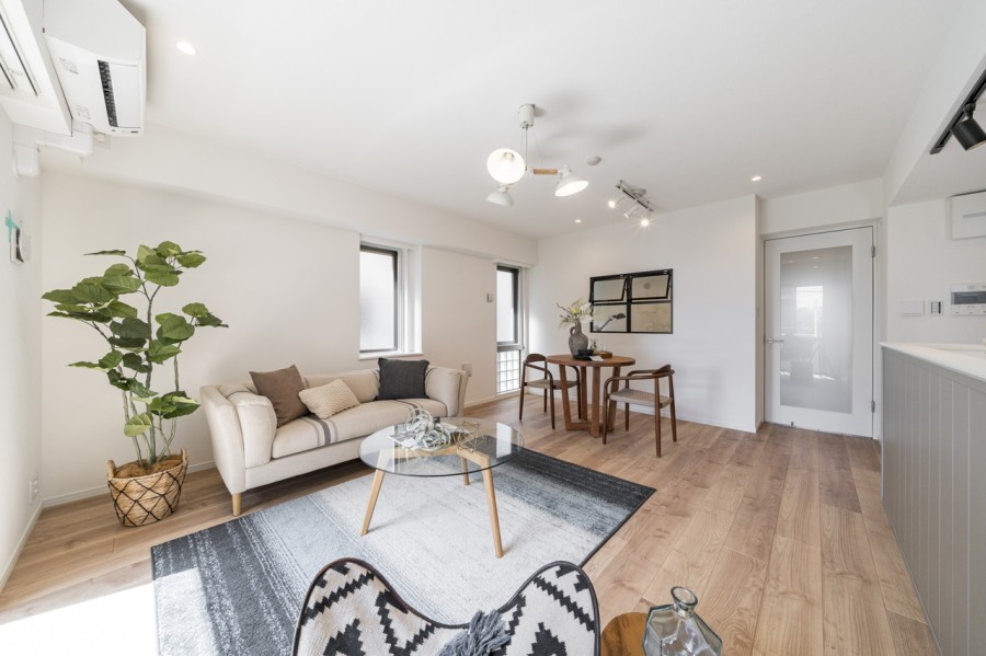 心がほっとする陽光が注がれるリビングダイニングは、開放感と安らぎを享受したのびやかな住空間です。お食事中も明るい日差しを感じながら過ごせそうです。