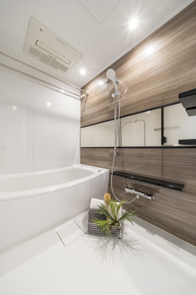 暖房・涼風・換気・乾燥機能付きで1年中快適なバスタイムをお楽しみいただけます。お手入れ楽々な素材を使用していますので、お掃除もしやすく日常生活も快適にお過ごしいただけます。