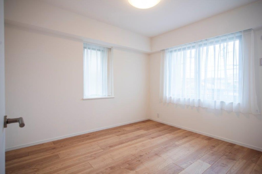 二面採光で明るい開放感的な洋室1です。凸凹もないので家具の配置もしやすく、居室部分を有効に使えるお部屋です。