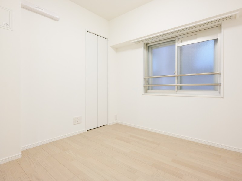 洋室2の窓にもインナーサッシが設置されています。凹凸が少なく、家具などが配置しやすいお部屋です。