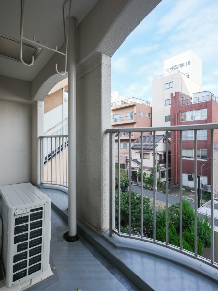 東向きのバルコニーは、午前中から穏やかな光が注が晴れの日には洗濯物がしっかり乾きそうです♪居室に光と風を届ける大切なリフレッシュ空間です。