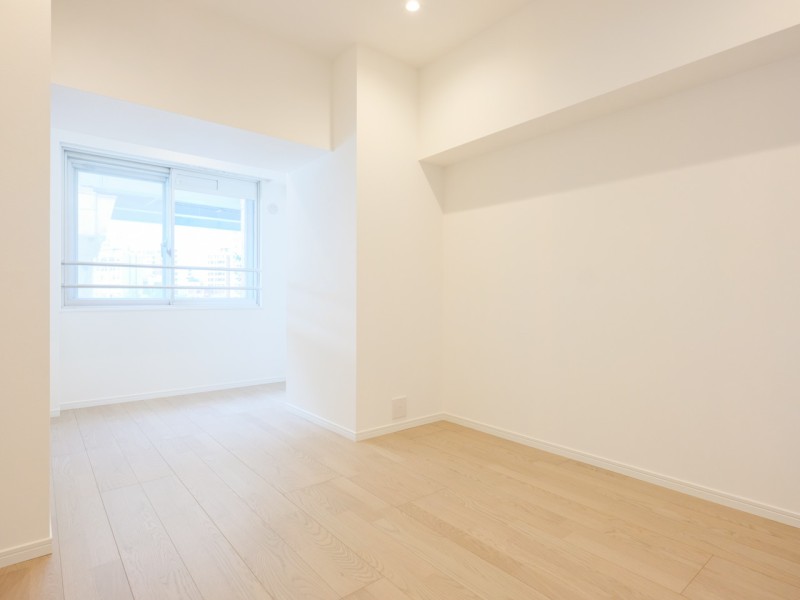 廊下からアクセスする洋室1です。プライベート性が高くゆったりとした時間が流れる独立空間は主寝室に最適です◎