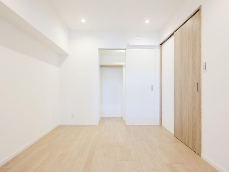 洋室1には奥行きのあるクローゼットがあります。西側のお部屋なので、インナーサッシがあり防音・断熱などに効果的です。