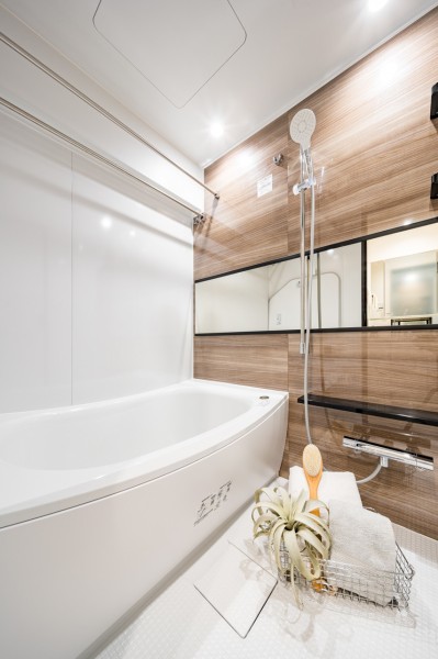 暖房・涼風・換気・乾燥機能付きで1年中快適なバスタイムをお楽しみいただけます。美しいカーブと全身を包み込むような入浴感が特長の浴槽は、くつろぎの空間が演出してくれます。