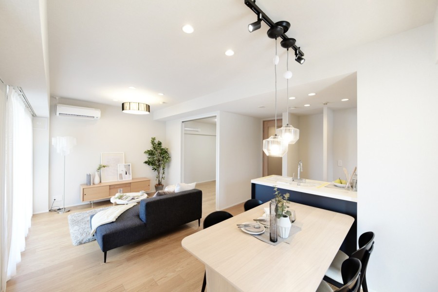 LDKは約16.4帖のゆったりとした空間です。横長のリビングで、家具の配置もしやすくなっています。南東角住戸、二面採光で陽当り良好です。どんな家具とも馴染みの良い内装に仕上げました。