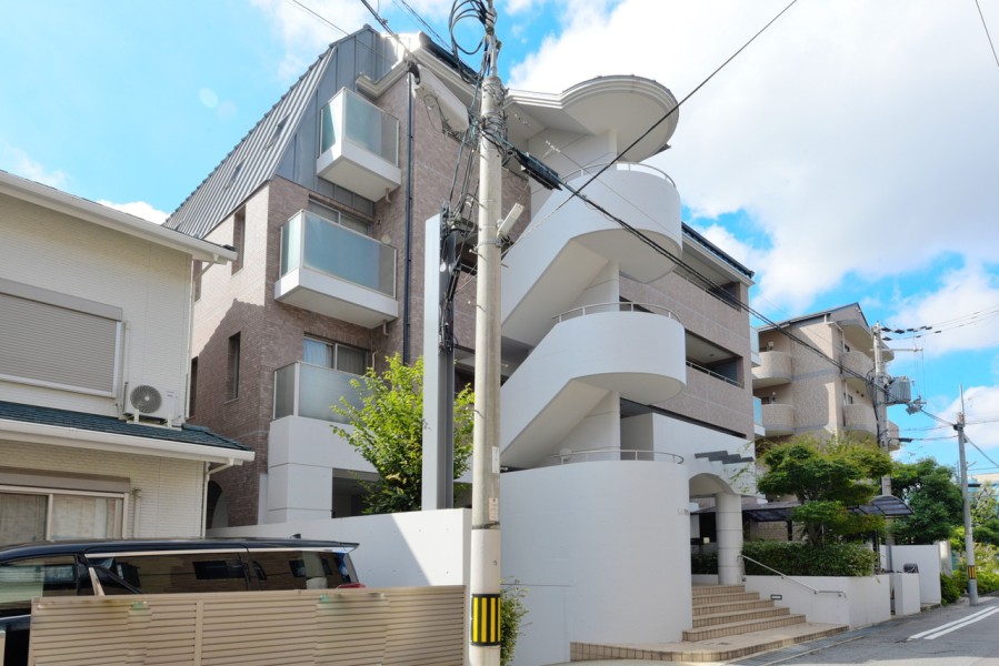 JR東海道本線摂津本山駅3分、阪急神戸線岡本駅7分で2路線2駅利用可能です。神戸、大阪方面どちらにもお出かけしやすい立地です。落ち着いた街並みの中に建つ、総戸数12戸のマンションです。