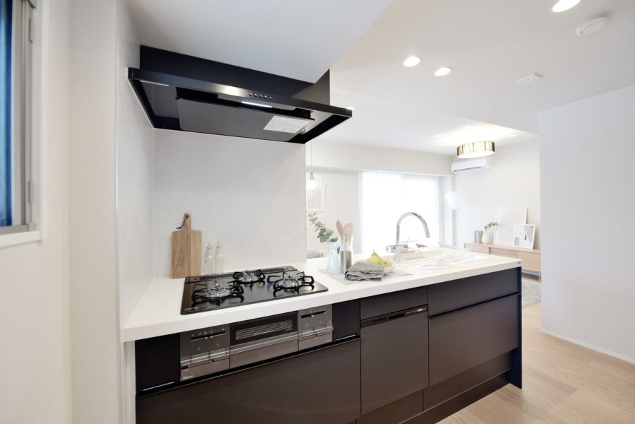 .対面式のオープンキッチンは、家族とコミュニケーションをとりながら家事が出来ます。食器洗浄乾燥機を完備していますので、家事の時短にも役立ちます。