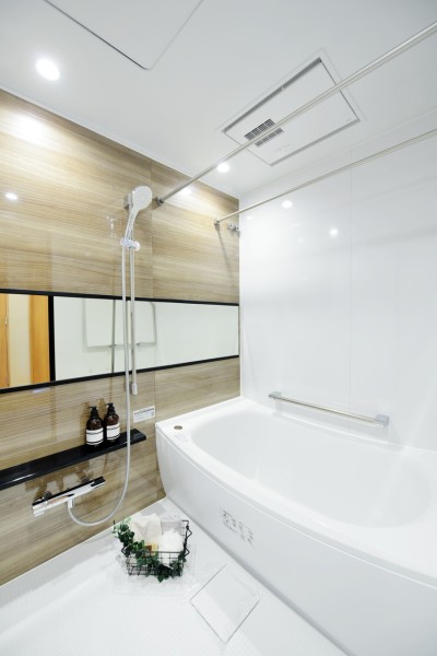 TOTO製ユニットバス新規交換済みです。毎日のお手入れを楽に行える汚れの付きにくい素材を採用していますので、お掃除もしやすくなっています。浴室暖房乾燥機完備で、衣類の乾燥から暖房まで便利にお使い頂けます。