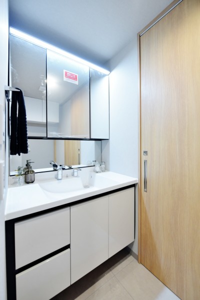 大きな三面鏡で身だしなみも整えやすいです。鏡の裏は収納なので、小物類もすっきり整頓出来ます。タッチレススイッチで手を触れずに照明をonoffでき、清潔に使用できます。