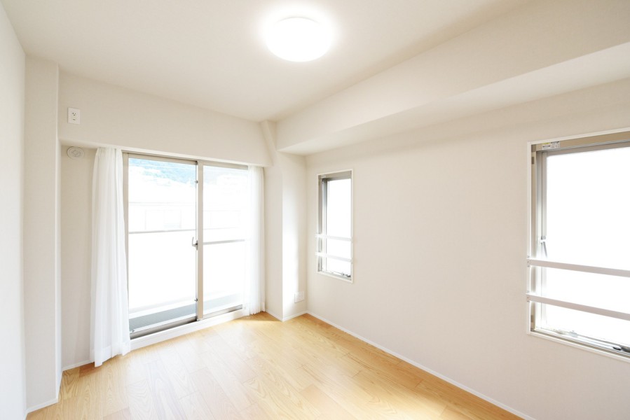 洋室1（約6.1帖）二面採光で優しく心地よい光が差し込みます。リビングから離れて静かに心と体を休めることが出来る主寝室におすすめです。ウォークスルーの大容量クローゼット備え付けました。