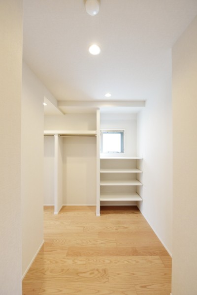洋室1と廊下どちらからも出入りできるウォークスルー型の大容量のクローゼットを設置しました。棚やハンガーパイプも造り付けましたので、小物から衣類までたっぷり収納出来ます。窓もあるので、換気もしっかり行えます。