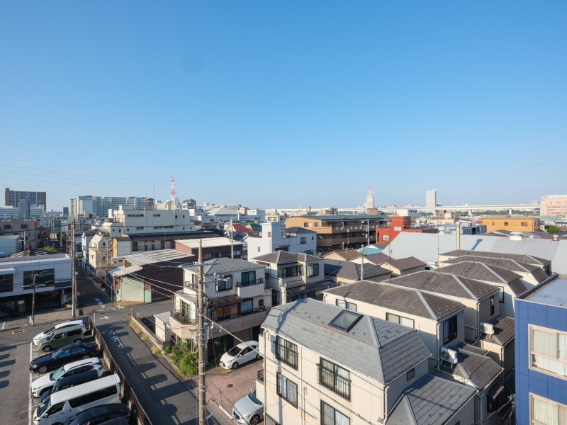 前面に高い建物が無いので、開放的な眺望をお楽しみいただけます。遠くまで広がる大空が堪能でき、日々をアップデートできそうです。