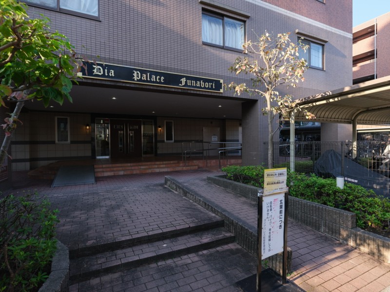 定期的なメンテナンスが行われ綺麗に保たれたエントランスです。スロープがあるのでベビーカーやスーツケース等を利用する際も安心ですね。