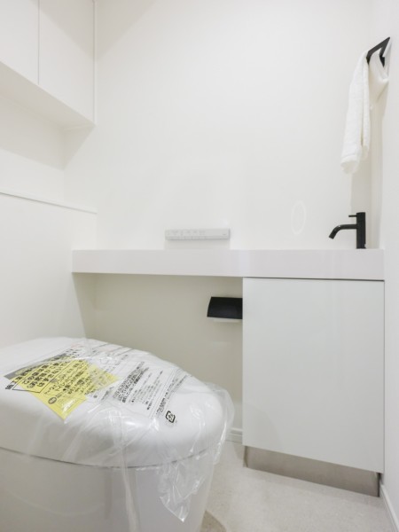 手洗い場付きのレストルームには、スタイリッシュなタンクレストイレを備え付けました。優れた節水効果や汚れが付きにくい便座など、ほしかった機能が揃ったウォシュレット一体型トイレです。