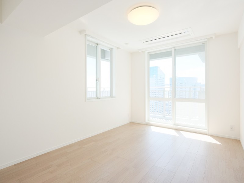 二面採光ならではのたっぷりの光が差し込む明るい洋室1(約9.0帖)です。『日常』という大切な時間を豊かに、快適にお過ごしいただけます。