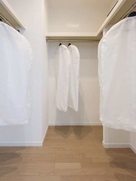 約9.0帖の洋室1にはウォークインクローゼットを設置しました。枕棚は高さに余裕があるので、鞄や衣類などをたっぷりと収納できそうです。居室も広々とお使いいただます。