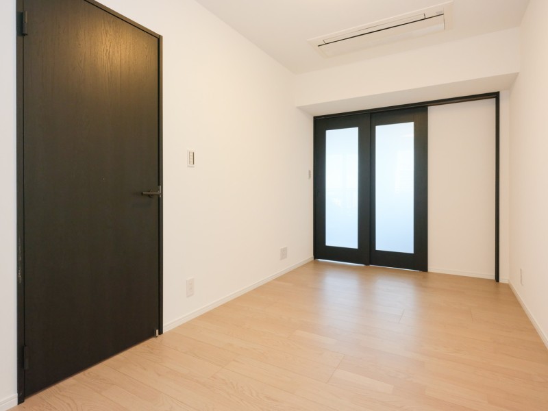 リビングと洋室3を仕切る扉は、解放感を感じられるガラス扉を用いました。リビングからの光も取り込めて、よりすっきりとした印象の仕上がりです。