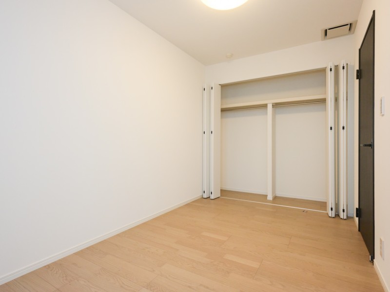 洋室3には、壁一面のしっかりとした容量のクローゼットが確保されていますので、お部屋もゆったり使えます。