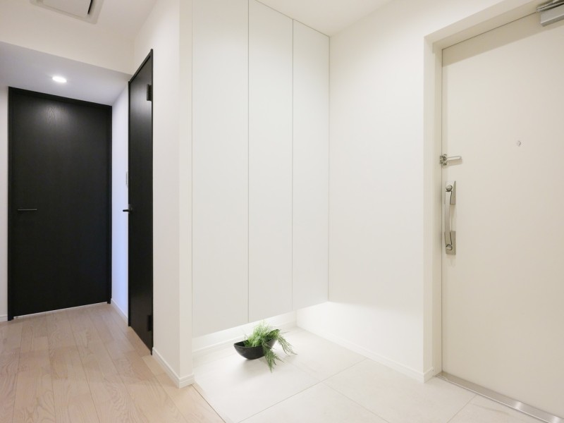 白を基調とした爽やかな玄関には、天井までの高さがあるシューズボックスを備え付けたので、玄関をすっきり綺麗に保てます。フットライトの明るい空間が出迎えてくれます。