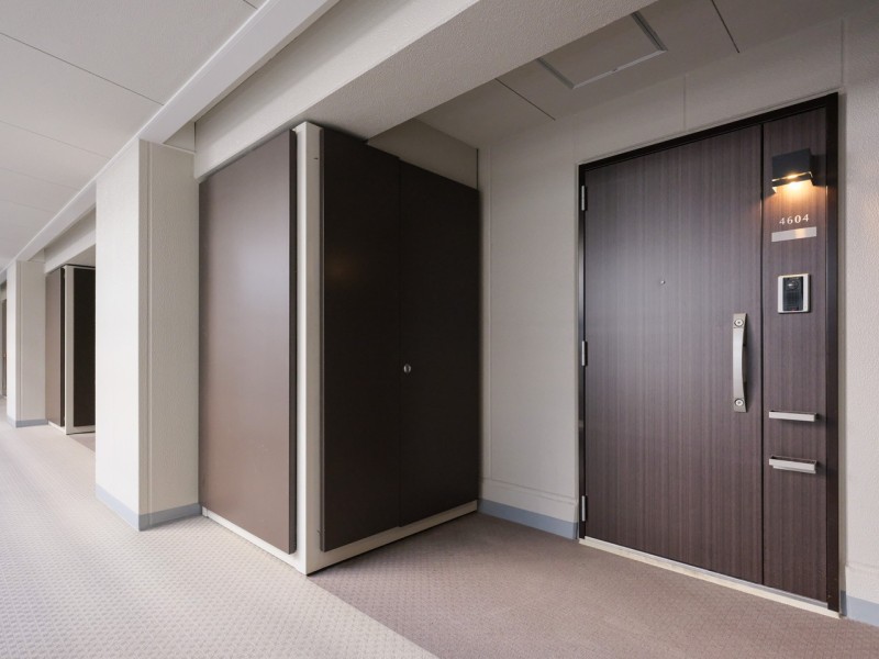 まるでホテルのような玄関扉が格調高い住まいであることを証明しています。廊下にはカーペットが敷いてあり、小さいお子様がいるご家庭や、帰宅時間が遅い方でも、足音の心配をする必要がなくなるでしょう。