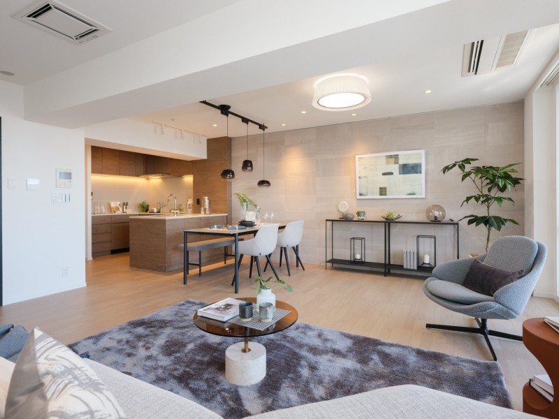 リビングダイニングの1面にはエコカラットを採用。調湿、脱臭といった機能性とデザイン性を兼ね備えた仕上がりとなっています。ゆとりがあり開放感溢れるリビングでご家族団らんのひとときをお過ごしいただけます