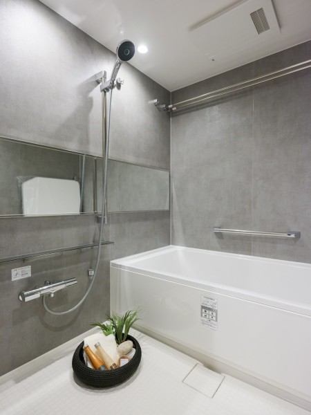 1618サイズのゆとりあるくつろぎのバスルームです。空間を広く感じさせるワイドミラーを配し、ゆったりとしたバスタブで毎日のお風呂時間を心ゆくまで楽しめます。