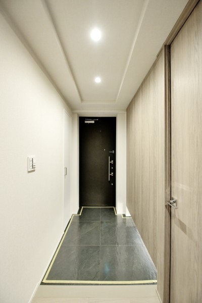 フットライトが優しく足元を照らし、家族やゲストを迎えてくれる玄関です。大容量のシューズボックスのほかに玄関収納を設置しましたので、いつもすっきりとした空間を保てます。人感センサーライト設置済みです。