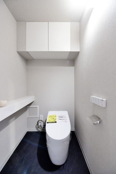 TOTO製ウォシュレット一体型のタンクレストイレを採用しました。タンクが無いのでスタイリッシュですっきりとした空間です。手洗いカンター設置済で、家族もゲストも清潔に使用出来ます。