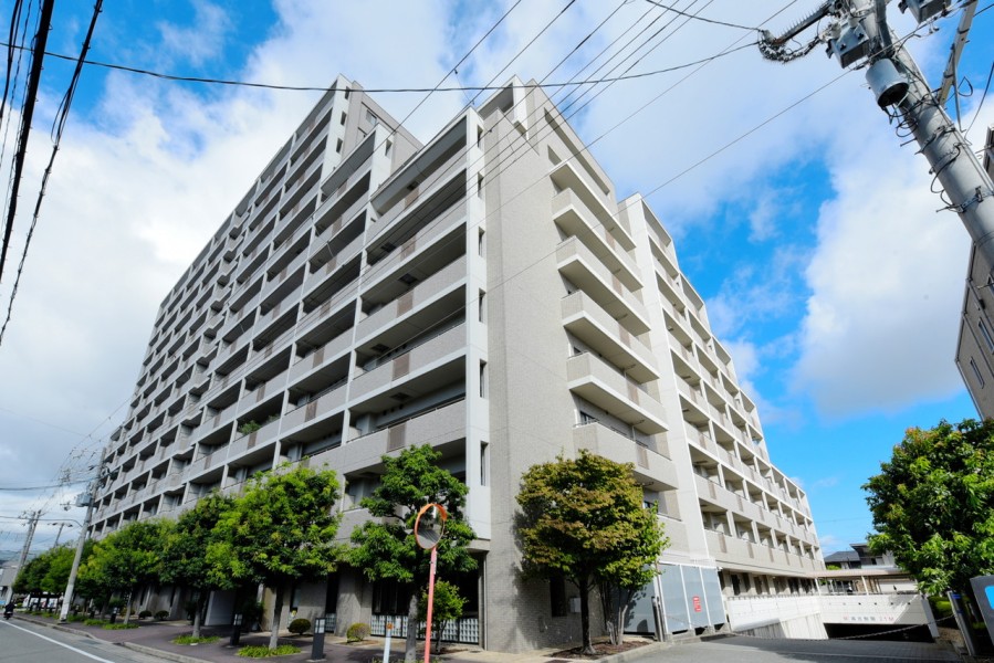 阪急西宮北口駅から徒歩6分の立地です。駅の南側には阪急西宮ガーデンズもあり、周辺はお買いもの施設、飲食店や医療機関、金融機関が揃っており、日常生活がより豊かに過ごせます。