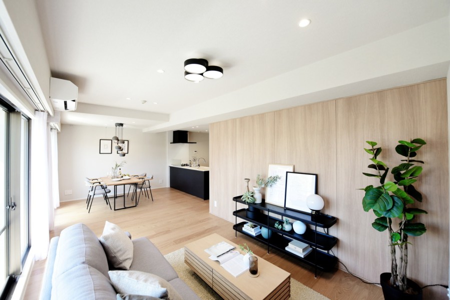 壁には化粧板を貼り、優しい木の風合いを感じる内装に仕上げました。ダイニング側の壁にはピクチャーレールを設置し、アートやグリーンを壁を傷めずに気軽に飾ることができます。