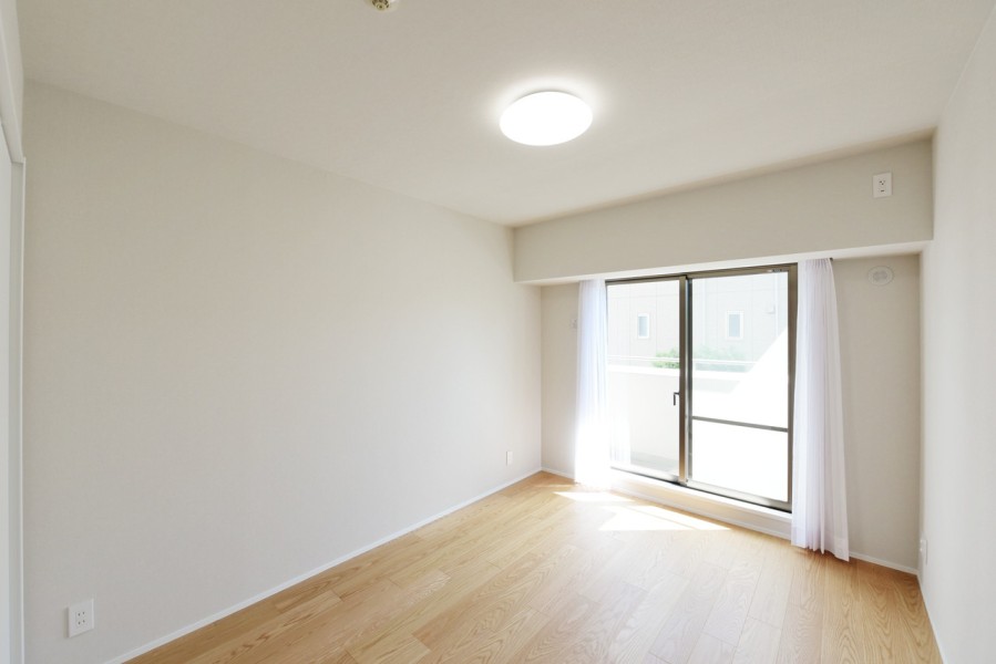 洋室2（約6.3帖）は東向きのバルコニーに面し、綺麗な朝日が入りますので気持ちよく朝を迎えることができます。リビングインのお部屋なので、家族とのコミュニケーションも取りやすいです。