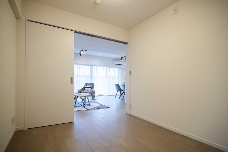 リビングダイニングに隣接した洋室3(約4.5帖)です。テレワークや趣味の時間を過ごすお部屋にぴったりです。扉の開閉でフレキシブルにお使いいただけます。