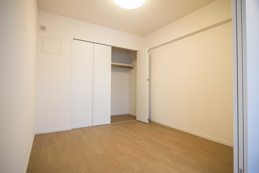 洋室3の収納は、ハンガーパイプに枕棚、しっかりとした奥行きがあるクローゼットです。どのお部屋にもクローゼットを設置し、お洋服や小物類も収納しやすくなっています。