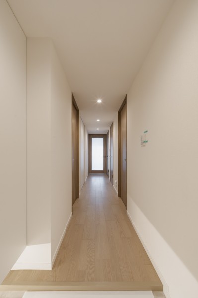 フットライトが優しく足元を照らしてくれる玄関は、人感センサーライトも設置致しました。夜遅い帰宅時でも明るく出迎えてくれます。