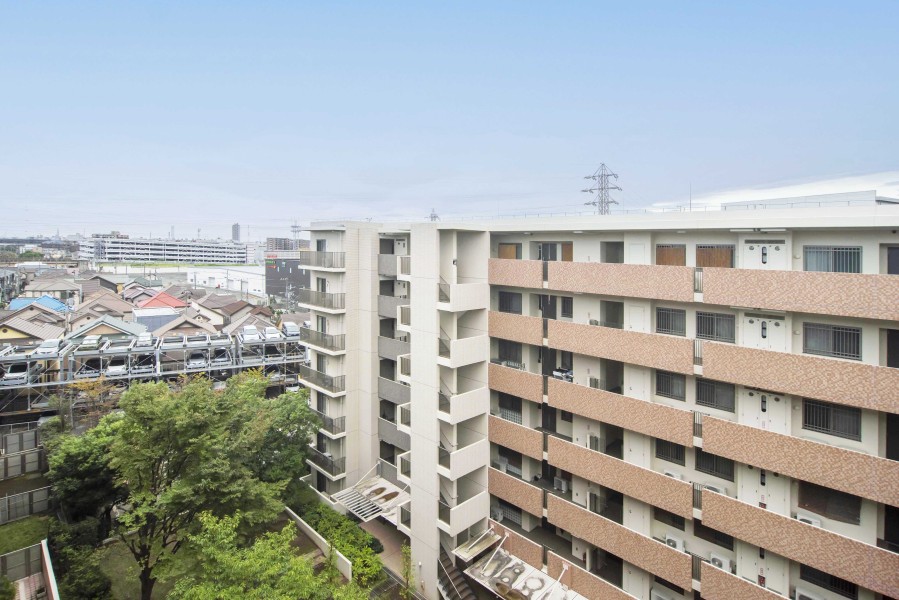 青々とした開けた空を見渡せる開放的な眺望です。遠くまで広がる大空が堪能でき、日々をアップデートできそうです。