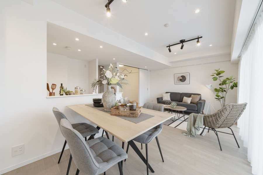 約17.7帖のリビングはダイニングスペースもゆったりと確保できる広々空間。解放感溢れるお部屋はご家族団らんのひとときを大切に、より快適にお過ごしいただける空間です。