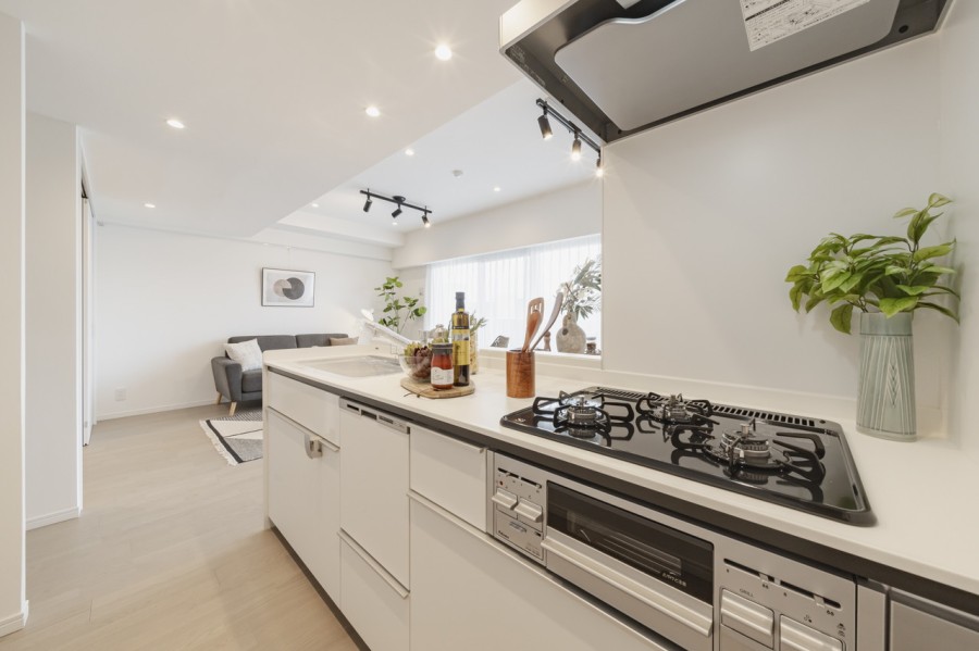 お部屋の雰囲気に溶け込む、インテリアの一部のようなオープンキッチンです。住まいと暮らしにフィットするデザイン性と機能性を兼ね備えています。