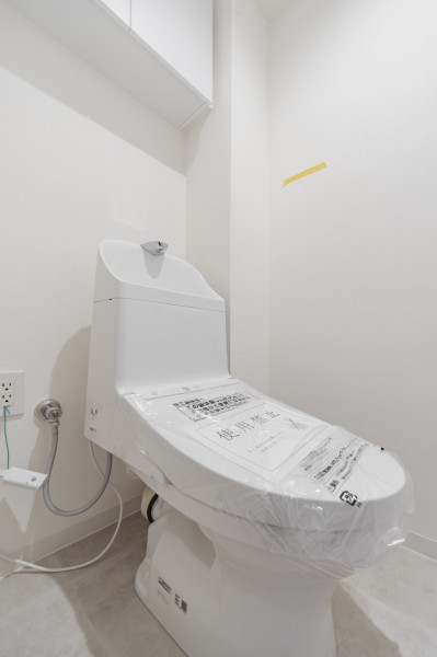 毎日使う場所だからこそ、清潔感と使いやすさを考慮したレストルームです。収納が備わっているので、足元の空間もすっきりとお使いいただけます。