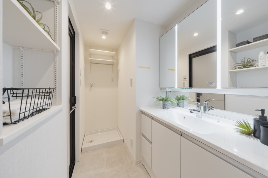 空間に美しく溶け込むスタイリッシュなデザインの洗面化粧台です。洗面室には、タオルや洗剤などの収納に便利なリネン棚を備え付け、使いやすさを重視した工夫を詰め込みました。