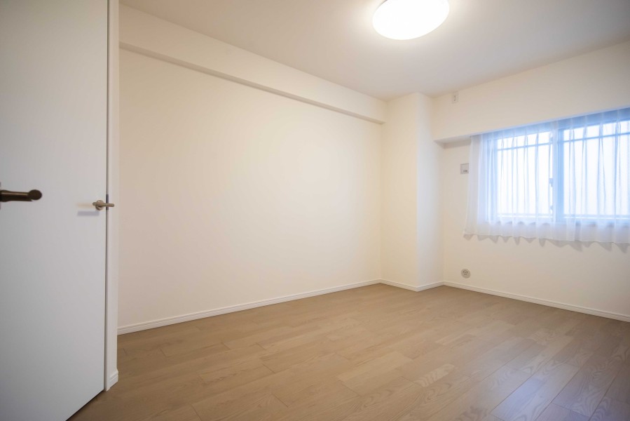 穏やかな自然光が注がれる洋室1(約7.0帖)です。ウォークインクローゼットを備え付けましたので、居室部分を広々とお使いいただけます。主寝室におすすめのお部屋です。