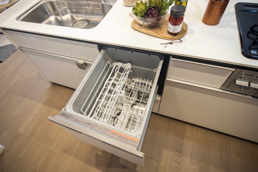 ◆食器洗浄乾燥機◆家事の時間を短縮できる優れもの。さらに節水・節約を同時に行うことができるので、大変人気があり重宝します。