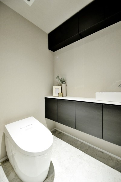 トイレは２か所設置されています。メインのトイレはタンクレストイレを採用し、スッキリとした空間を演出しました。手洗いカンターを設置しましたので、ゲストにも気兼ねなく使用して頂くことができます。