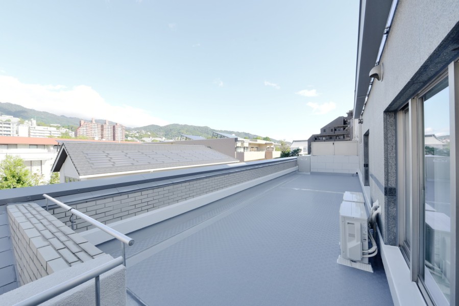 北側に面した、約50m²のルーフバルコニーです。お部屋の中に爽やかな季節ごとの空気を運んでくれます。毎日の忙しい生活の中で、季節ごとに変化していく風景を感じながら深呼吸をしたくなるような空間です。