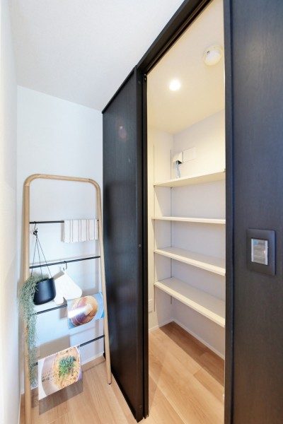 キッチン奥には大容量のパントリーを設置しました。ストック類の置き場としてだけでは無く、調理家電や、災害備蓄品などをきれいに整理出来ます。キッチン収納を置かなくても大満足の収納量を備えました。
