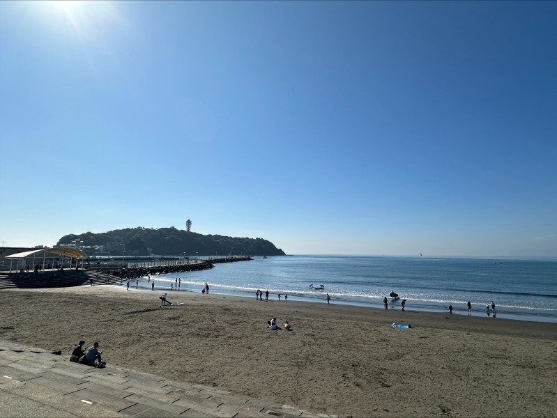 江ノ島がみえるビーチまでは徒歩5分！湘南の風を纏う海と緑に囲まれたロケーションです。